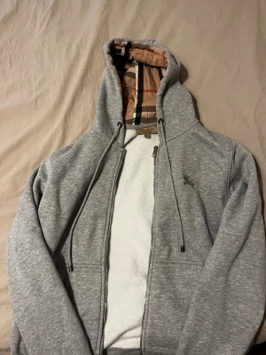 Burberry Kofta - Burberry kofta i bra skick! Pris kan diskuteras.