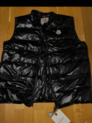 Monclizzy väst - Helt ny och oandvänd monclizzy väst storlek 4xL men passar mig som har XL så skulle säga den sitter XL. Nfc Scan och qr koden funkar även om DEN INTE är rikti