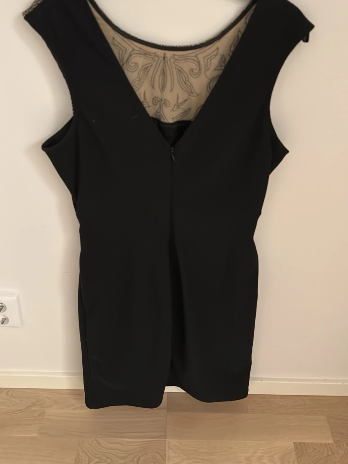 Svart kort klänning med spetsdetalj i strl 42 - 1