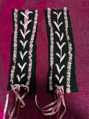 Armhandskar i onesize - Armhandskar i onesize. Material i Stretchig bomullstrikå. Rosa band. Helt nya.