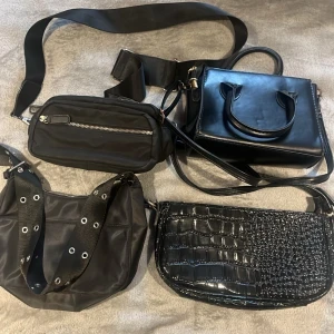 Fyra svarta väskor i olika stilar - Säljer fyra svarta väskor. Priset som står är paketpriset för alla. Går att köpa enskilt och alla. Pris går alltid att diskutera