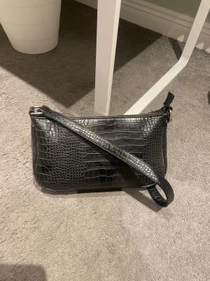 Svart handväska - Fin handväska säljer då den inte kommer till användning men inga defekter och den är i bra skick