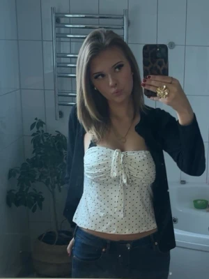 PolkaDot Topp - Säljer en söt bandeau topp i Polkadott mönster som har band i fram 💕Lappen är borta därav vet jag inte var den är ifrån 