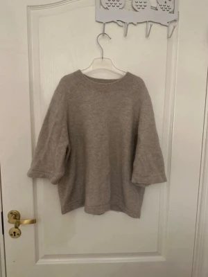 & Other Stories begie trekvarts stickad tröja  - En jätte fin beige stickad tröja från & other stories. Tröjan är i bra skick och inte nopprig. På kameran syns inte färgen helt men det är deras populära beige färg. (Tröjan är lite skrynklig bara) Hör av er vid funderingar! 💗