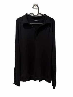 J.Lindeberg finstickad långärmad polo - Finstickad (eftersom tråden är tunn och lyxig). Silk-blend eller Lyxig ullmix. Premiumkvalitet. 75% merinoull och 25% silke. XL (sitter som en L). Perfekt för dig som gillar minimalistisk stil.