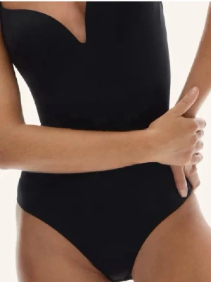 Svart baddräkt med sweetheart-ringning - Snygg svart body med en unik sweetheart-ringning och djup urringning framtill. Klassisk, enkel design utan synliga detaljer eller mönster. Tillverkad i stretchigt material som formar sig efter kroppen. Perfekt för dig som gillar stilrena Bodies. Har endast använt den en gång, om ni vill ha fler bilder är det bara att fråga