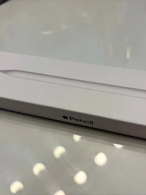 Apple Pencil första generationen - Apple Pencil första generationen i vit färg, levereras i originalförpackning med tillbehör. Säljer pga den inte funkar på min nya iPad, har tappat bort den pluppen längst bak fast det är inget viktigt.
