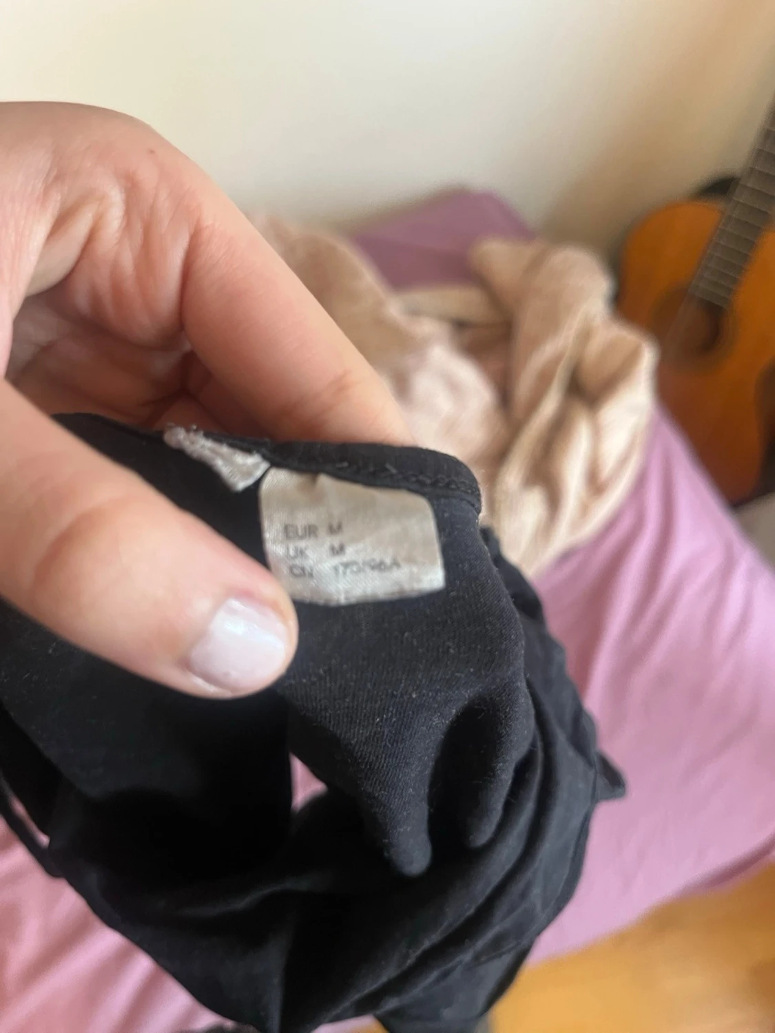 Svart linnetopp med smala axelband - 1