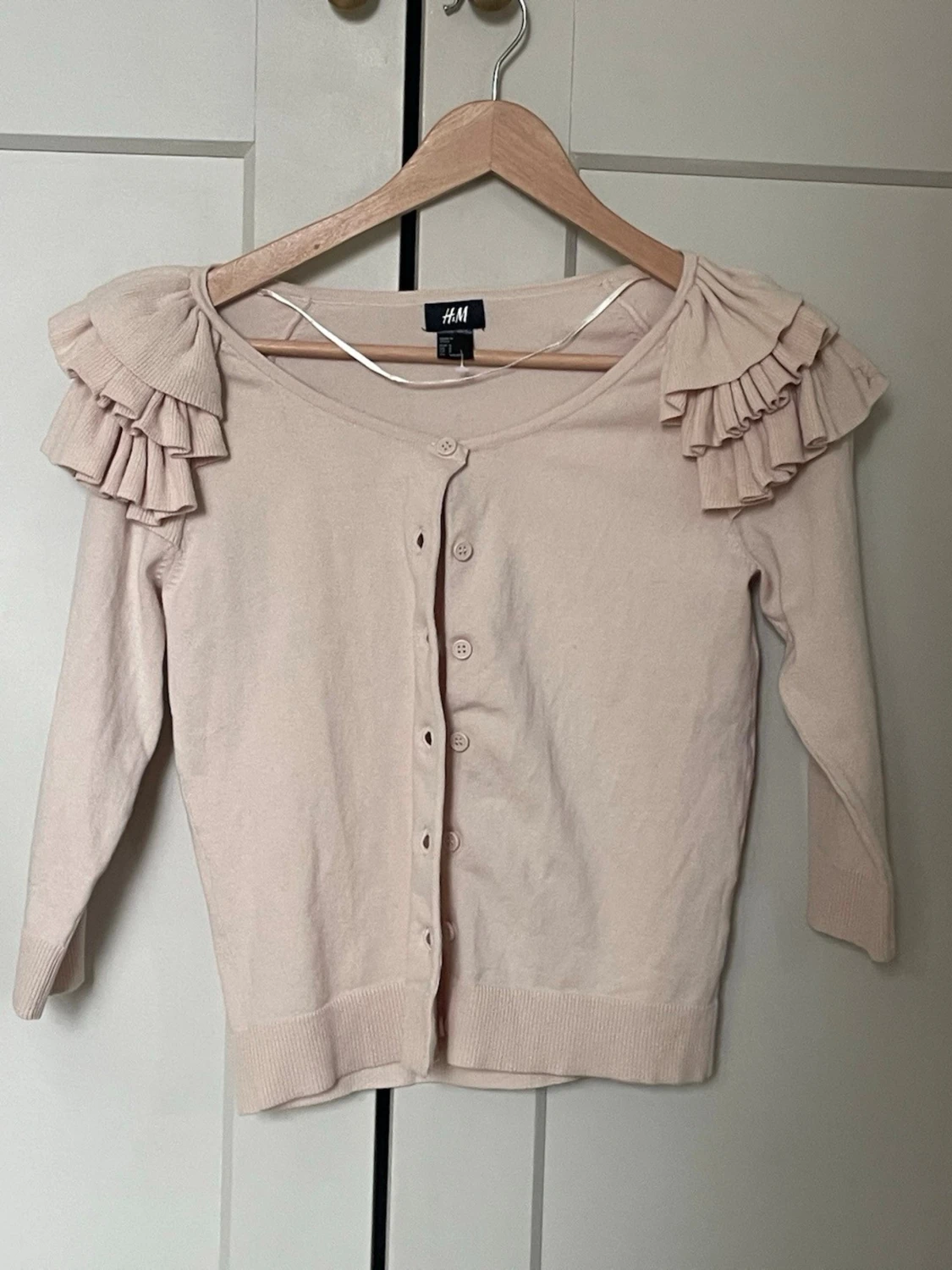 Ljusbeige kofta med volangärmar H&M