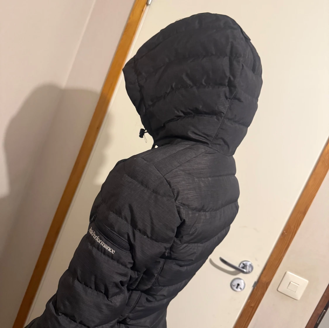 Svart dunjacka med huva från Peak Performance
