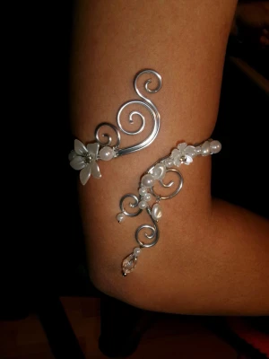 Armcuff  - Finns både i silver och guld💞 Lättböjd material som är enkel att justera. Vid osäkerhet, skriv gärna din till mig din omkrets på armen🥰 Jag gör även customs!