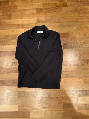 Svart halvzip tröja  - Halvzip tröja från samsøe 