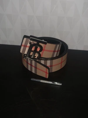 Beige rutigt bälte med B-spänne - 110cm