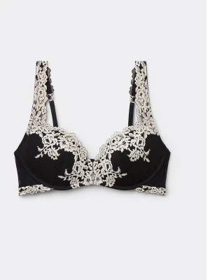 Svart spets-bh från Intimissimi - Jag säljer nu min intimissimi bh i storlek 70b då den inte riktigt passar. Helt ny och i jätte bra skick! Lappen är bort klippt. Nypris: 559kr