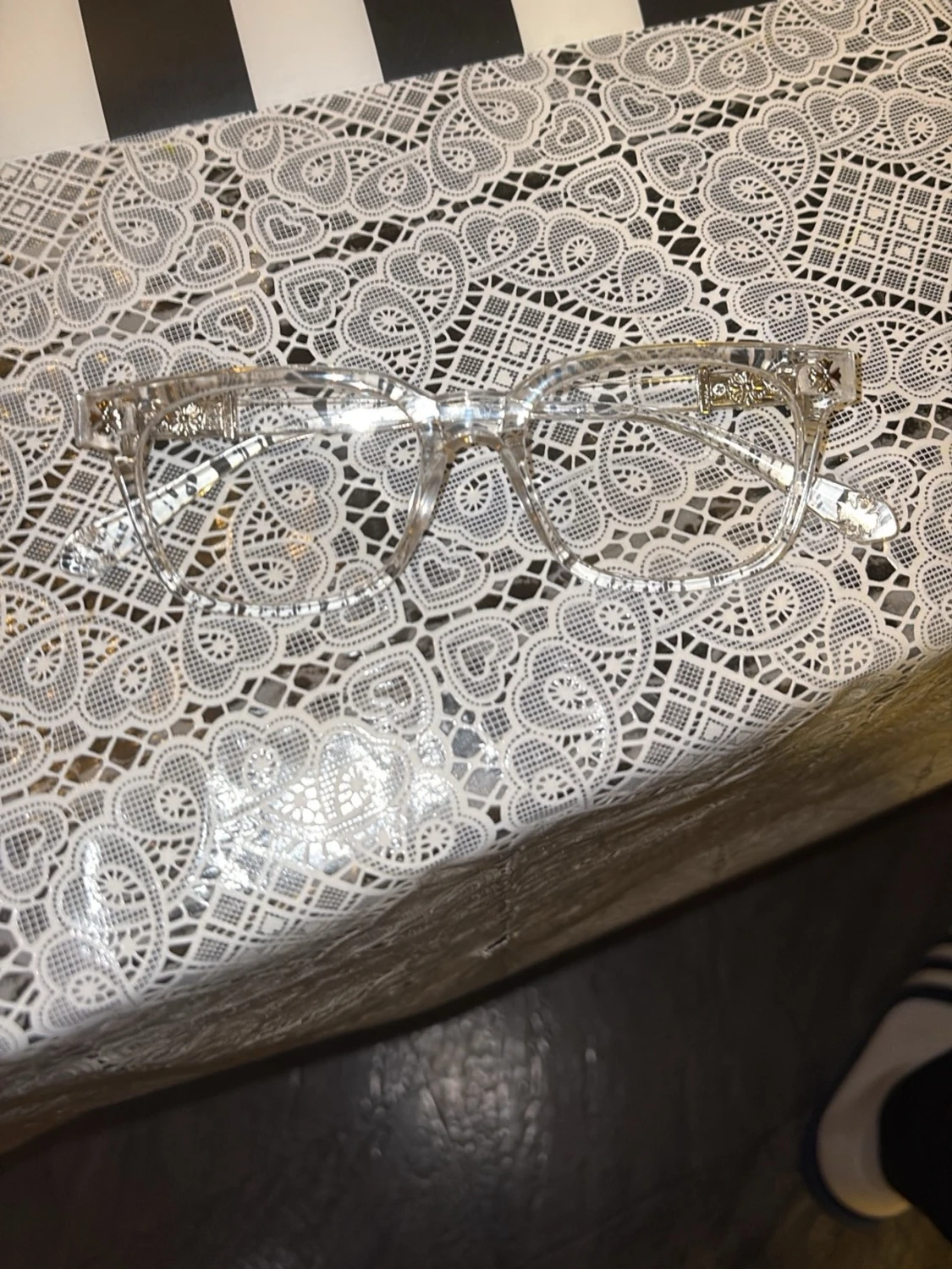 Transparenta solglasögon i plast