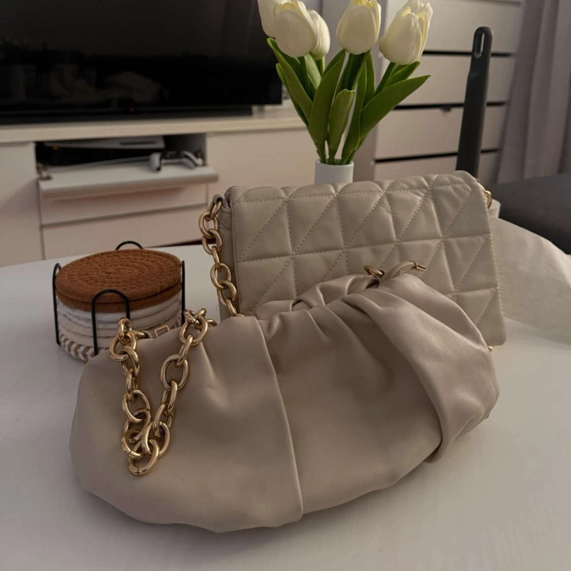 Beige handväskor med guldkedja