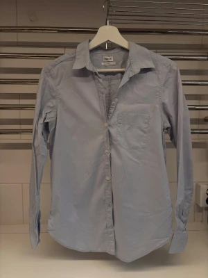 Skjorta - Blå skjorta från Filippa K, mycket fint skick! Storlek M men passar även S