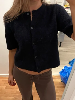 Stickad kofta  - Strl 170 men passar s 