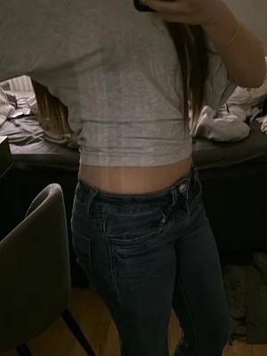 Grå croppad t-shirt - En enkel och stilren grå croppad t-shirt med korta ärmar och rund hals. Från lager 157