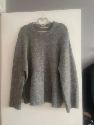 Grå stickad tröja - En grå stickad tröja från Lager 157 i storlek S💗