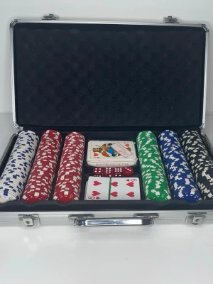 Poker set i aluminiumväska - Snyggt pokerset med marker i vitt, rött, grönt, blått , och svart, två kortlekar och röda tärningar, 2 nycklar för väskan. Allt ligger i en robust aluminiumväska med skumfoder. Perfekt för pokerkvällar med vänner och familj.