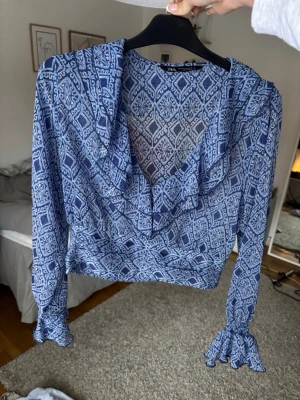 Mönstrad blus - Så snygg croppad genomskinlig blus med djup v-ringning, endast använd fåtal gånger. Storlek M men passar även xs/s