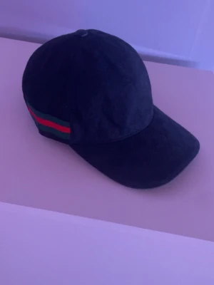 Svart Gucci keps med GG-mönster - Köpte för ett tag sedan men bara provat den hemma då jag inte tillfredställs något märkvärdigt av märkesgrejer, dustbag skickas med. Tagg fås med dock bortklippt tyvärr