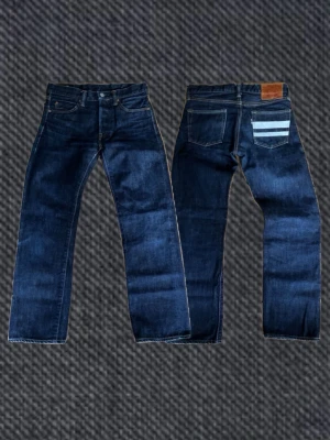 Momotaro jeans  - Ett par extremt snygga Momotaro jeans! Har knappt använts så du kan bygga dina egna fades!  Mått: midja: 36cm längd: 90 innerben: 66cm lår: 22cm benöppning: 18cm  Måtten kan variera 1cm+-