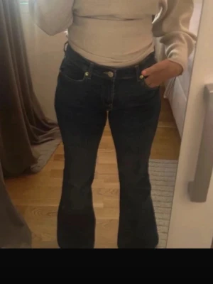 Mörkblå bootcut jeans med hög midja - Säljer ett par mörkblå bootcut jeans från Bershka. Har aldrig kommit till användning, därmed inga skador! 