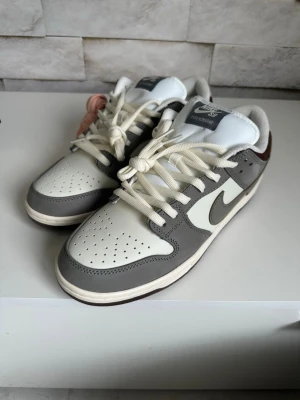 Nike SB Dunk Low  - Nike SB Dunk Low sneakers som är helt nya. Storlek 44. De är riktigt sköna och snygga. Perfekt för dig som letar efter skor till våren. för dig som gillar streetwear och snygga detaljer. Säljer de på grund av att de är små. 