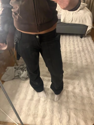 Svarta kostymbyxor från Fresh Made - Säljer ett par svarta kostymbyxor från Fresh Made  I storlek S med diskreta vita linjer. I modellen är de lågmidjade och ganska botcut. Hon på bilden  är 1,65 och i längden sitter de bra på henne!💗💗