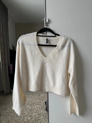 Stickad tröja med V- ringning  - Beige topp i stl S, passar dock XS med!! Detalj vid V ringningen och passar perfekt för en fin vardaglig outfit! Den är liite kroppad!! ( fråga om bild på om det behövs och pris kan diskuteras!!) 
