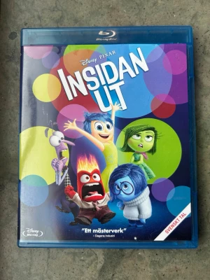 Insidan ut blu-ray - Blu-ray-utgåva av Disney Pixars "Insidan Ut". Filmen har svenskt tal och text. Skivan innehåller även kortfilmen "Jennys första dejt".  Finns på språk: Svenska, Engelska, Danska, Norska, Finska   OBS!! skivorna är begagnade så det kan förekomma repor/hairlines på skivorna, men då jag kollar igenom alla filmer jag säljer garanterar jag att alla funkar felfritt om inget annat står! :)