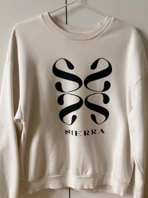 Sweatshirt  - En fin och elegant sweatshirt 🤍 Väldigy bekväm. 