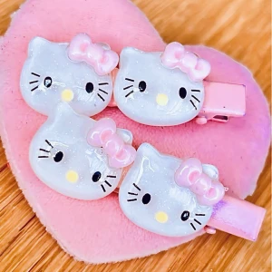 Söta klämmor med Hello Kitty-motiv! - Två söta klämmor med Hello Kitty-motiv. Längd: 5 cm. Nya!