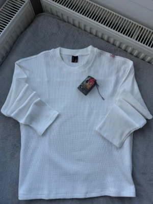 Derschutze Blossom Long Sleeve White – Size S - Derschutze “Blossom” long sleeve in white.  Textured waffle fabric with blossom detail. Very good condition – no major flaws.  Great streetwear piece, easy to style. Open to reasonable offers. 