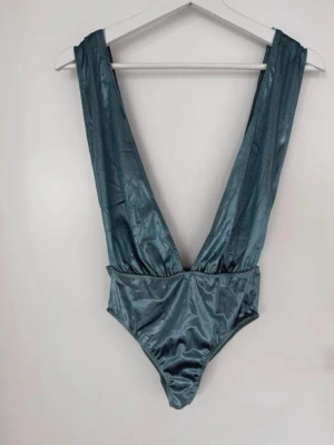 Body från Pull & Bear - Fin body från Pull & Bear med djup urringning både fram och bak i strl S. Endast provad, därav i nyskick.