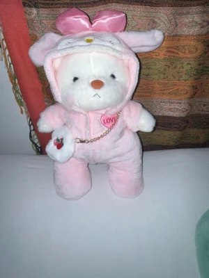 Två mjukisdjur i dräckt - Köpte denna nallen till mitt ex, men vi gjorde slut innan hon fick den. Så den har bara legat där, de är en nalle bara men den har två olika dräkt. Köpte den för 400kr