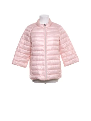 Ljusrosa dunjacka med trekvartsärm - Snygg ljusrosa dunjacka med trekvartsärmar och dragkedja framtill. Jackan har quiltad design och kortare ärm. I nyskick! Står att jackan är L men mycket liten i storlek så mer S. 