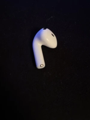  vänster airpod gen 4 - Säljer en vänster AirPod gen 4 eftersom jag tapp bort min köpte den här men sen hitta den igen och har ej användning av 2 st vänster.