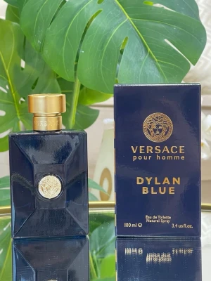 Versace Dylan Blue Pour Homme EdT - Versace Dylan Blue Pour Homme Eau de Toilette är en rymmer 100 ml. Doften är modern och fräsch.