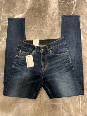 tiger of sweden jeans nya - Helt nya Tiger of sweden jeans med lappar och allt orört💯Snygg färg med skön wash och goa slitningar för riktigt bra pris jämfört med nypris på cirka 1599kr💔Skicka prisförslag och tveka inte på att skriva vid frågor!