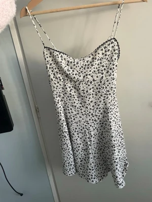 Vit blommig kortklänning med smala band - Jätte fin klänning som jag inte andvänt skulle vara kul om den kom till andvändning den har diskret inbyggda shorts i
