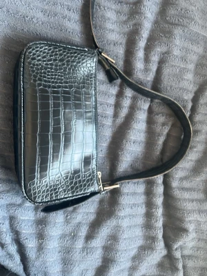 Svart axelväska i croco-mönster - Handväska från Gina Tricot det finns inga fack i självaste väskan