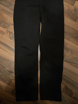 Svarta NEUW Stockholm 2009 jeans - Säljer ett par svarta NEUW Stockholm jeans. Använts ENDAST en gång! Klassisk femficksmodell med knapp och dragkedja framtill. Jeansen har en enkel och stilren look som passar till det mesta. Original pris; 1499kr. Ställ gärna frågor om ni har det! Pris går självklart att diskutera