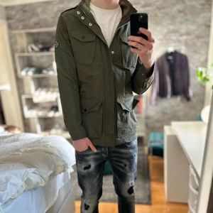 J.lindeberg jacka - Mycket bra skick! Passar dig som är mellan 180-190cm ungefär. Nypris ca 3500kr. Modellen är 185 cm, 75kg. Passar bra nu till våren! Skriv för mer information!🤝