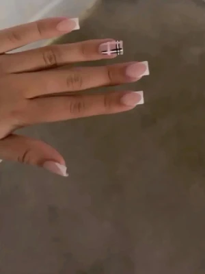 Handgjorda lösnaglar💗 - Vit French med speciel design på ringfingret.