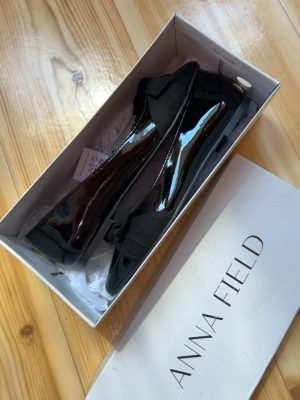 Svarta ballerinaskor från Anna Field - Ett par helt nya ballerinaskor från Anna Field. Säljer då det var försent att skicka tillbaka och de var för stora. Allt följer med. Kvitto finns.