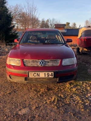 Vinröd Volkswagen Passat  - Säljer en röd Volkswagen Passat med fyra dörrar. Startar ej, så behöver reparation. Söker en person som gillar att fixa bilar eller har ork med en bil som har problem att fixas. Ej besiktad, körförbud. Kontakta vid intresse, pris går att diskutera