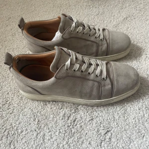 Christian Louboutin skor  - Tja säljer nu dessa feta beig gråa skor ifrån Christian Louboutin i storlek 42 för endast 1599! Box och dustbag medföljer! Priset är ej hugget i sten! Skriv i dm vid funderingar🙌 några defekter som visas i dm om önskas 